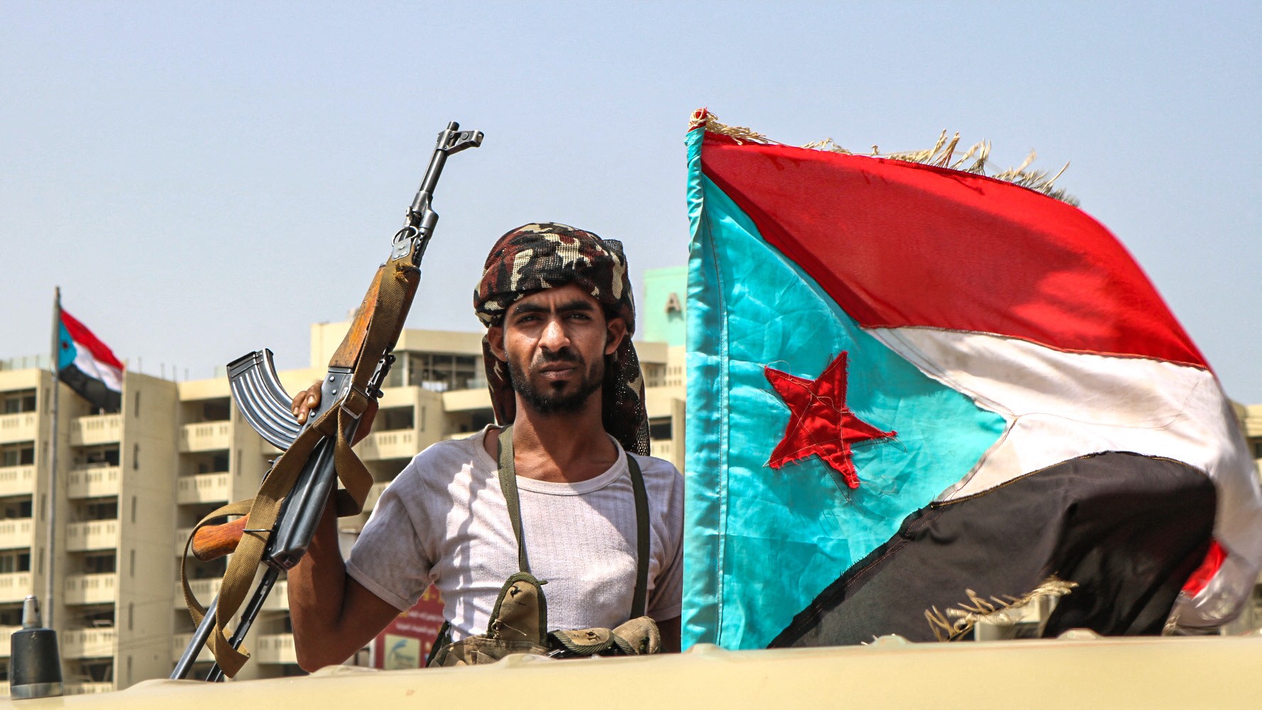 Un combatiente del STC con la bandera separatista del sur (la antigua bandera de Yemen del Sur), en Adén en 2019 (AFP)