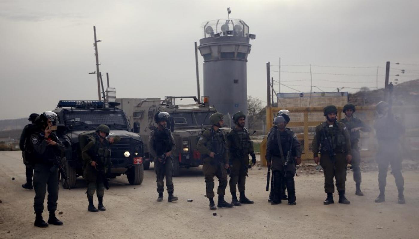 Les forces israéliennes montent la garde devant la prison israélienne d’Ofer en décembre 2016 (AFP)