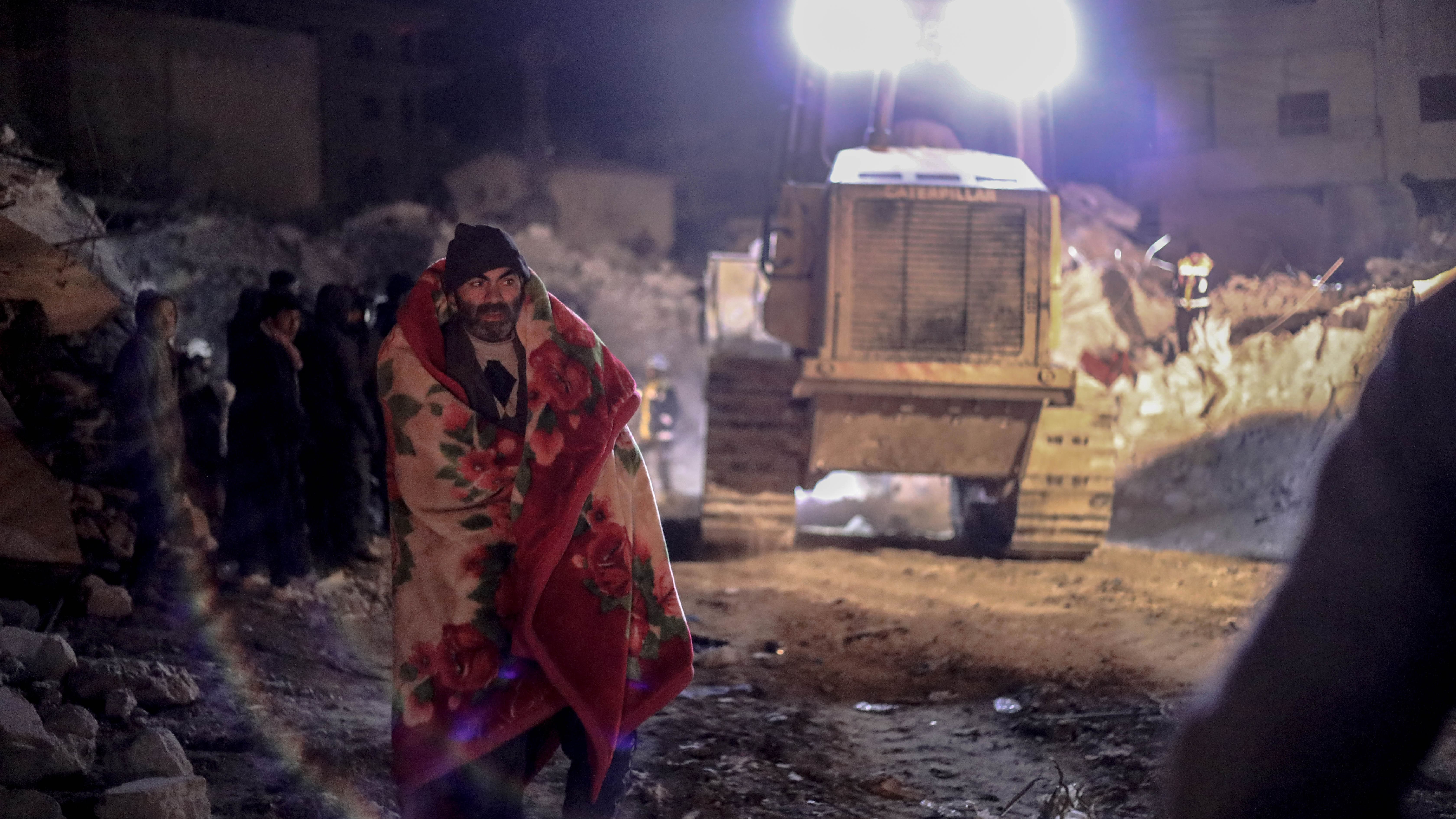Sami Jaqir camina de un lado a otro mientras los equipos de emergencia intentan rescatar a su familia atrapada bajo los escombros (MEE/