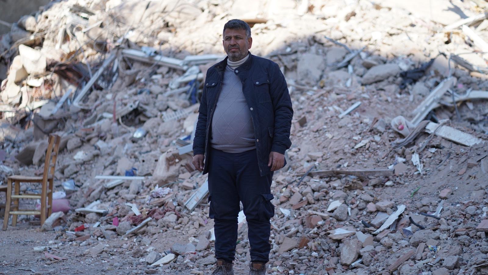 Yusuf Turan entre los escombros de su barrio (MEE/Muhammed Masso)