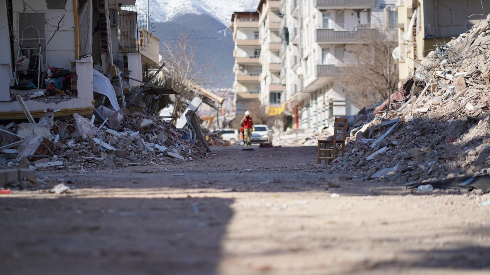 La destrucción cubre las calles de Kahramanmaras, mientras los equipos de rescate intentan clasificar los escombros (MEE/Muhammed Masso)