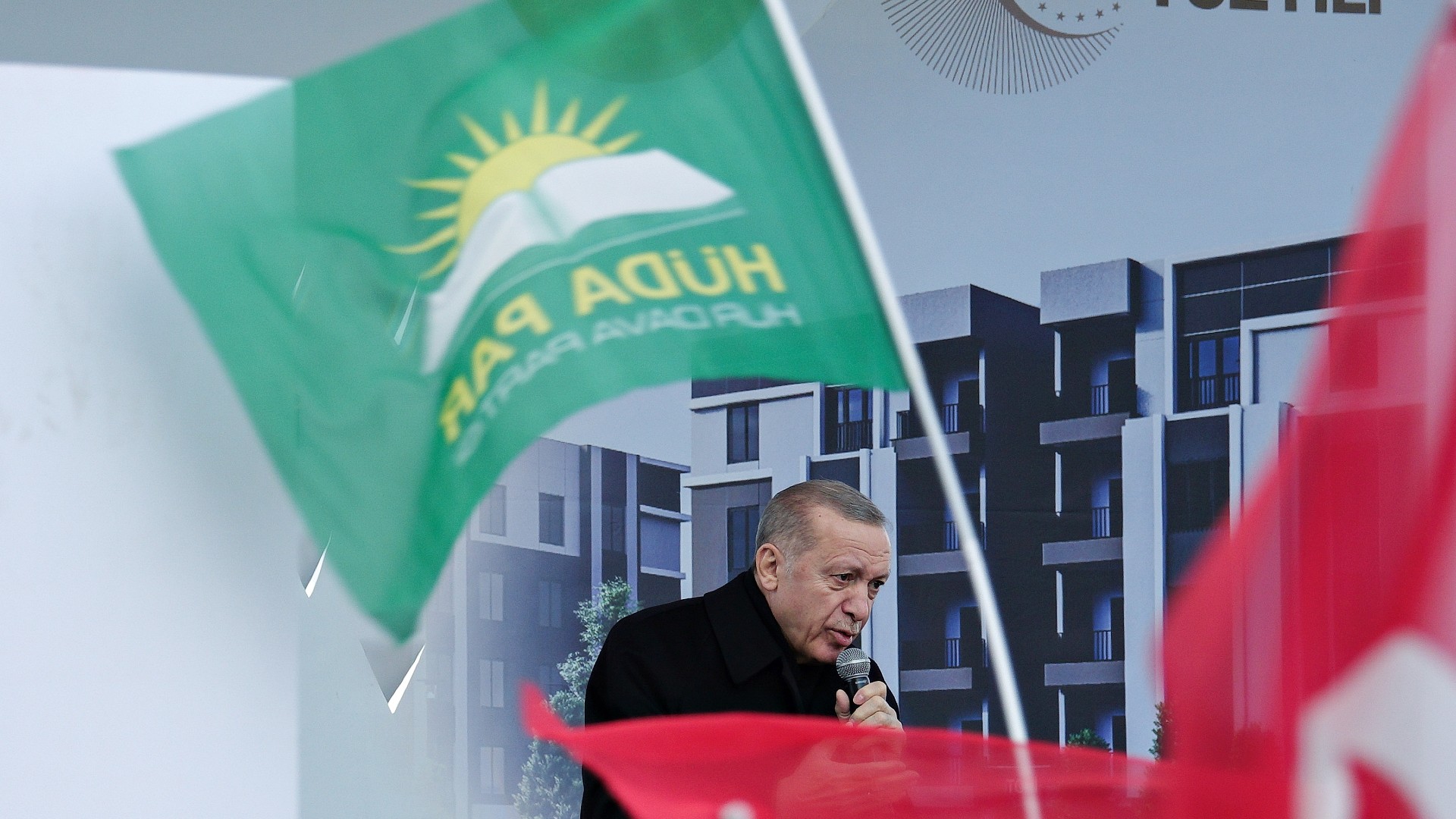 A HUDA-PAR flag is was unfurled at a Diyarbakir rally of Turkish President Recep Tayyip Erdogan on 14 April (Reuters)