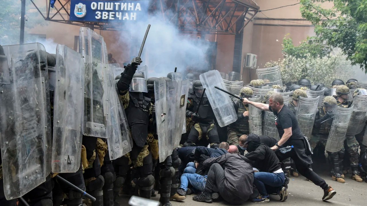 Des forces du maintien de la paix de l’OTAN affrontent des manifestants serbes kosovars à Zvecan, au Kosovo, le 29 mai 2023 (Reuters)