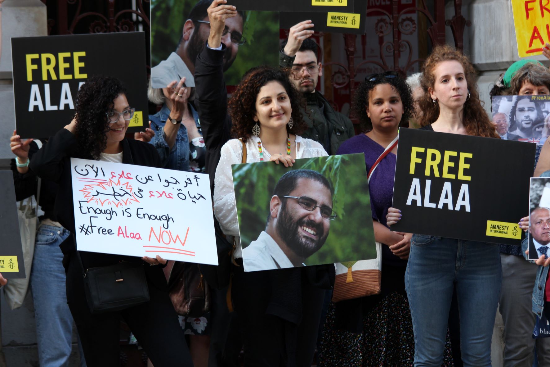 Activistas y familiares de Alaa Abd el-Fattah protestan frente a la Oficina de Desarrollo y la Commonwealth Extranjera en Londres (MEE/Alex MacDonald)