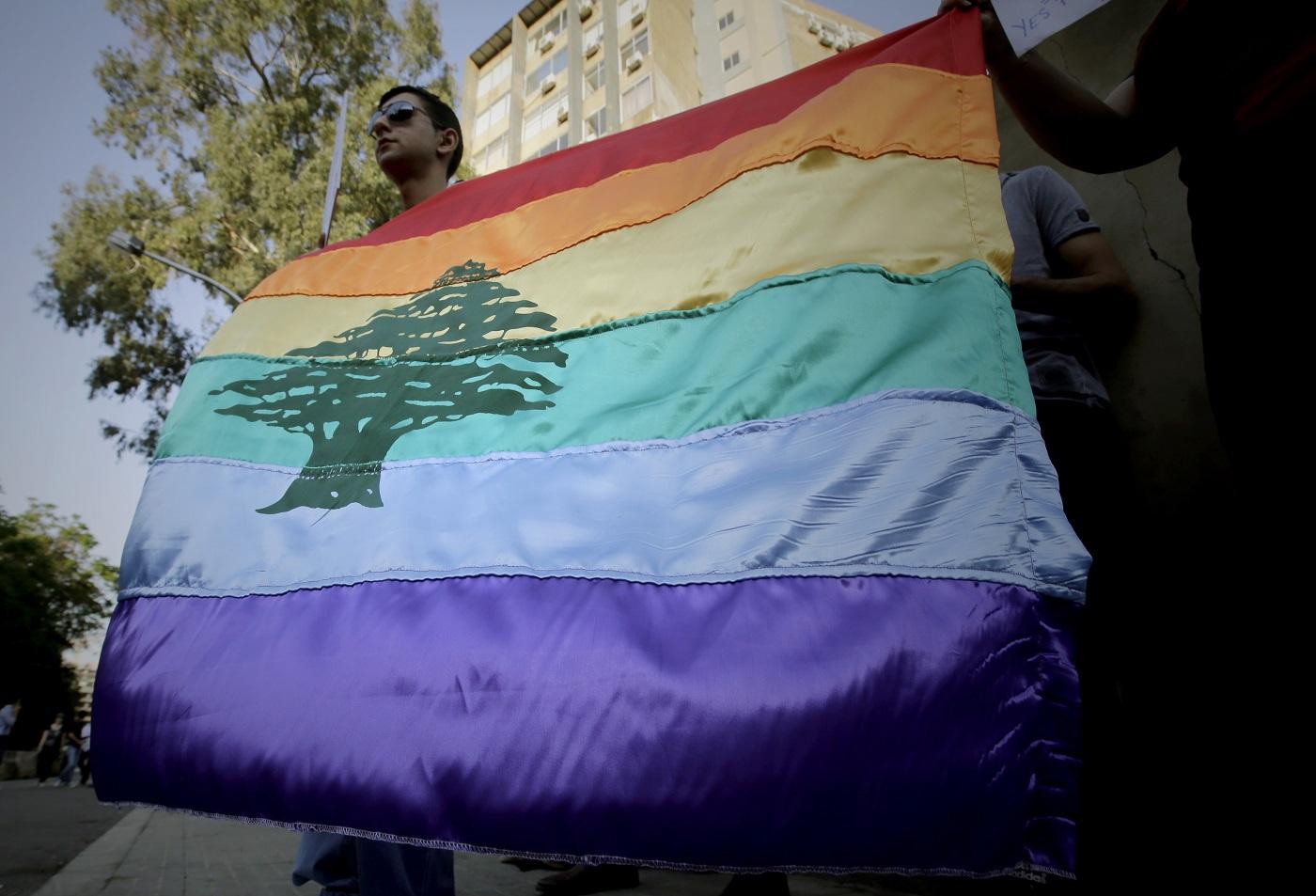 Le cèdre du Liban orne un drapeau arc-en-ciel lors d’un rassemblement contre l’homophobie à Beyrouth, en avril 2013 (AFP)
