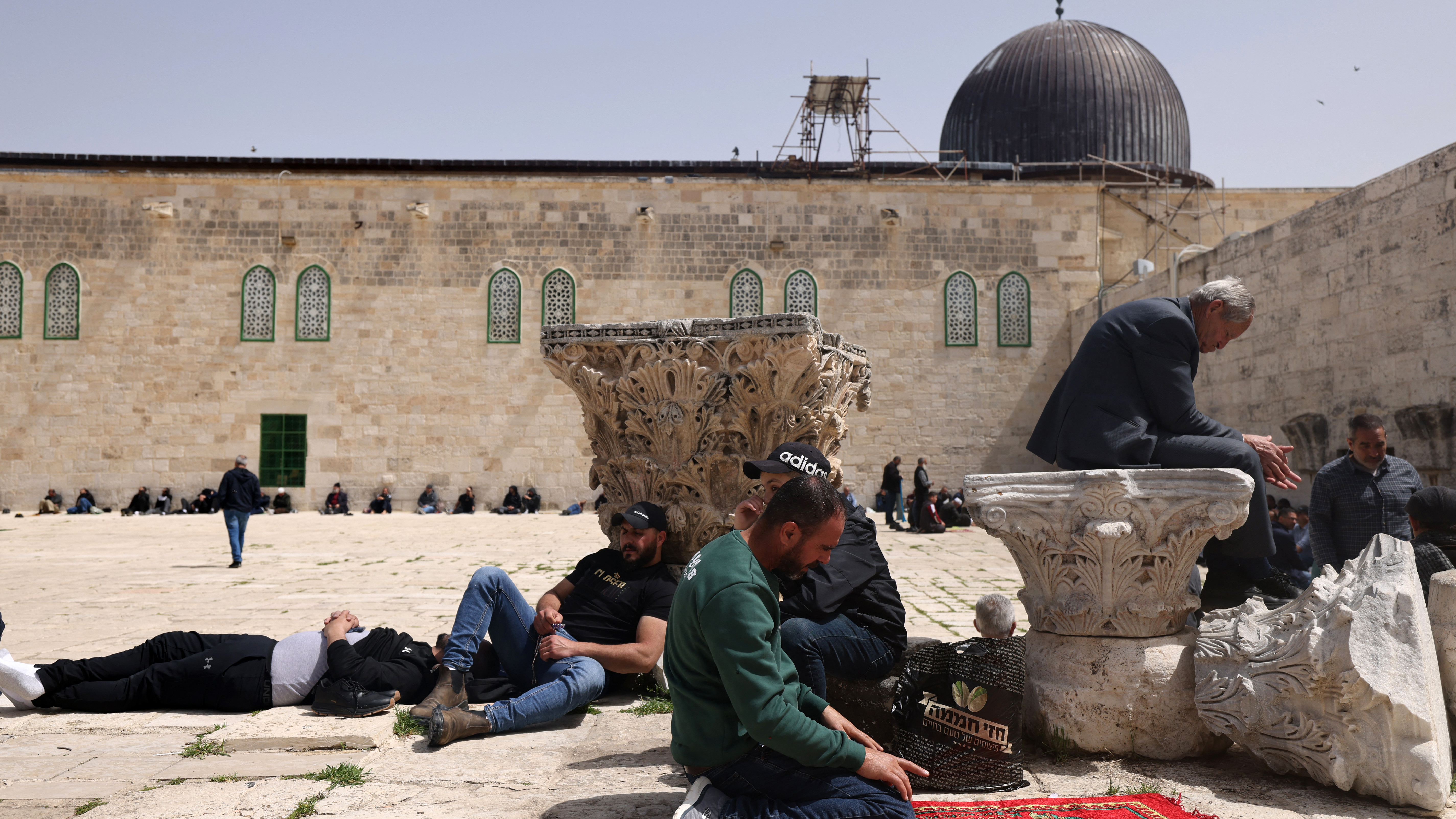 Israeli police force Ramadan worshippers out of Al-Aqsa