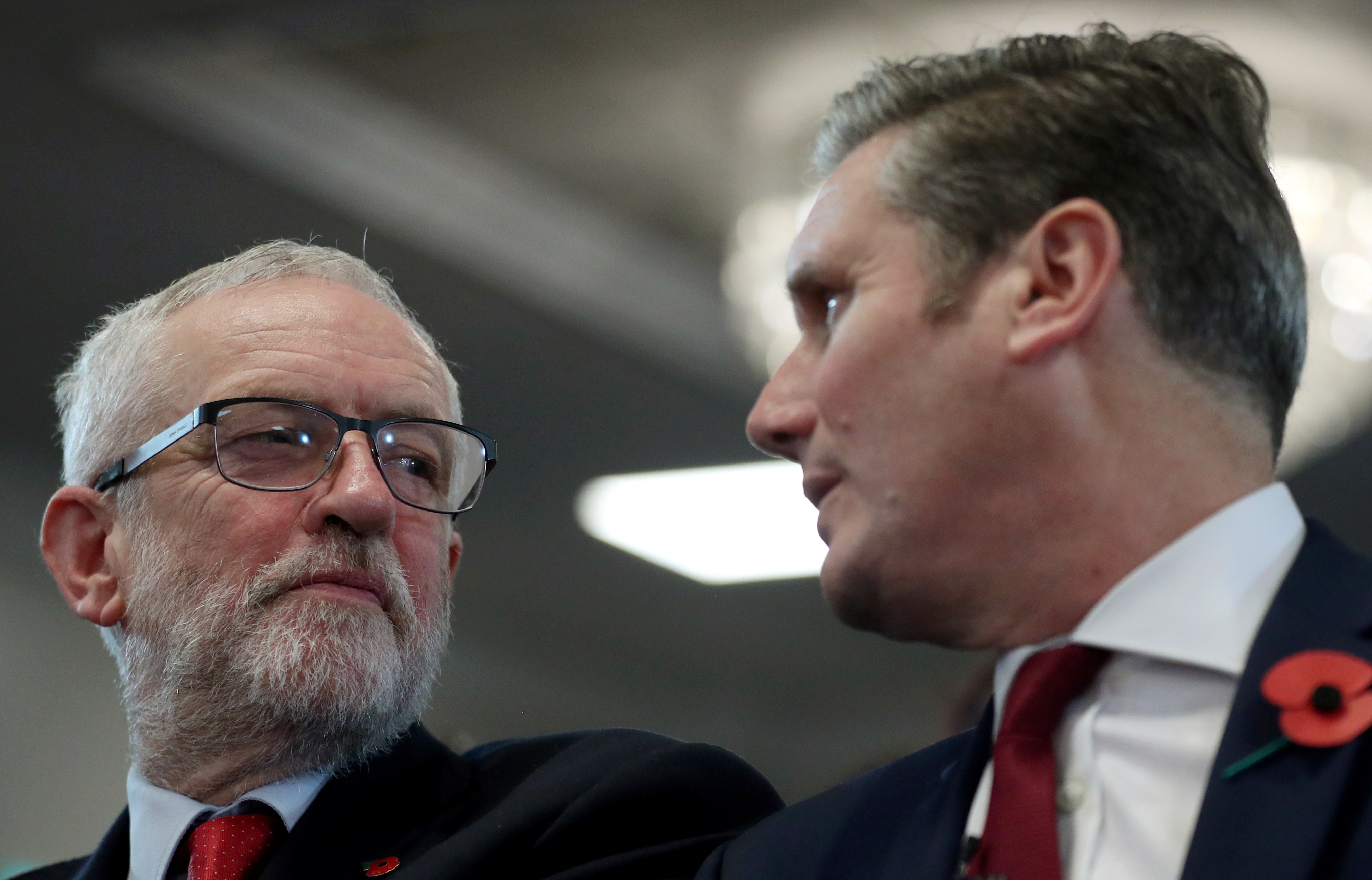 El exlíder laborista Jeremy Corbyn (izquierda), con Keir Starmer durante una reunión de campaña para las elecciones generales en noviembre de 2019 (Reuters)