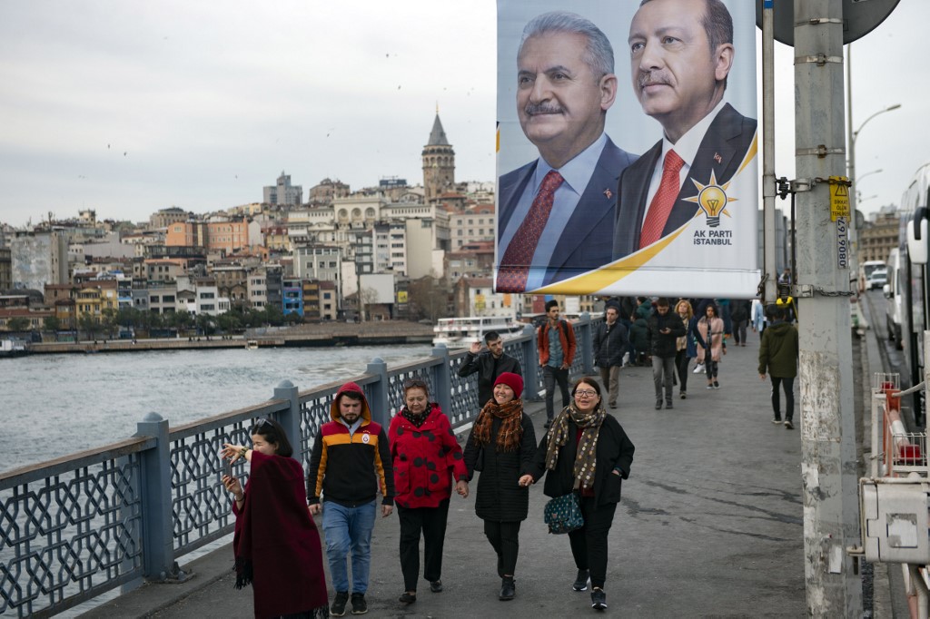 Affiches d’Erdoğan et Yıldırım sur le pont de Galata (AFP)