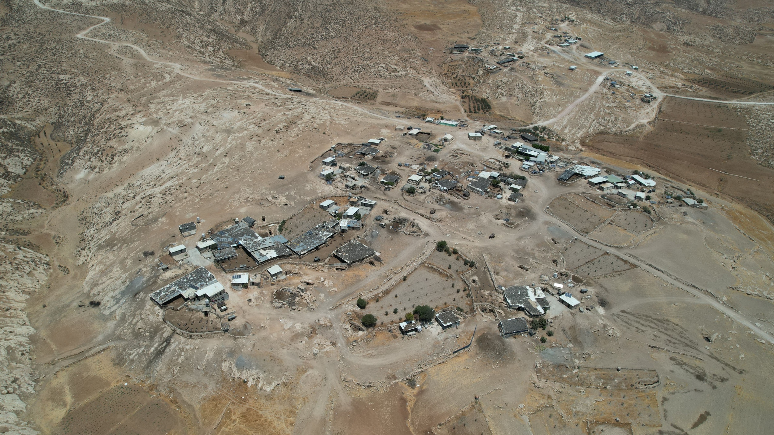 Una vista aérea del pueblo de Jabra al sur de Hebrón en la Cisjordania ocupada tomada el 11 de junio de 2022. (MEE/Hisham Abu Shaqrah)