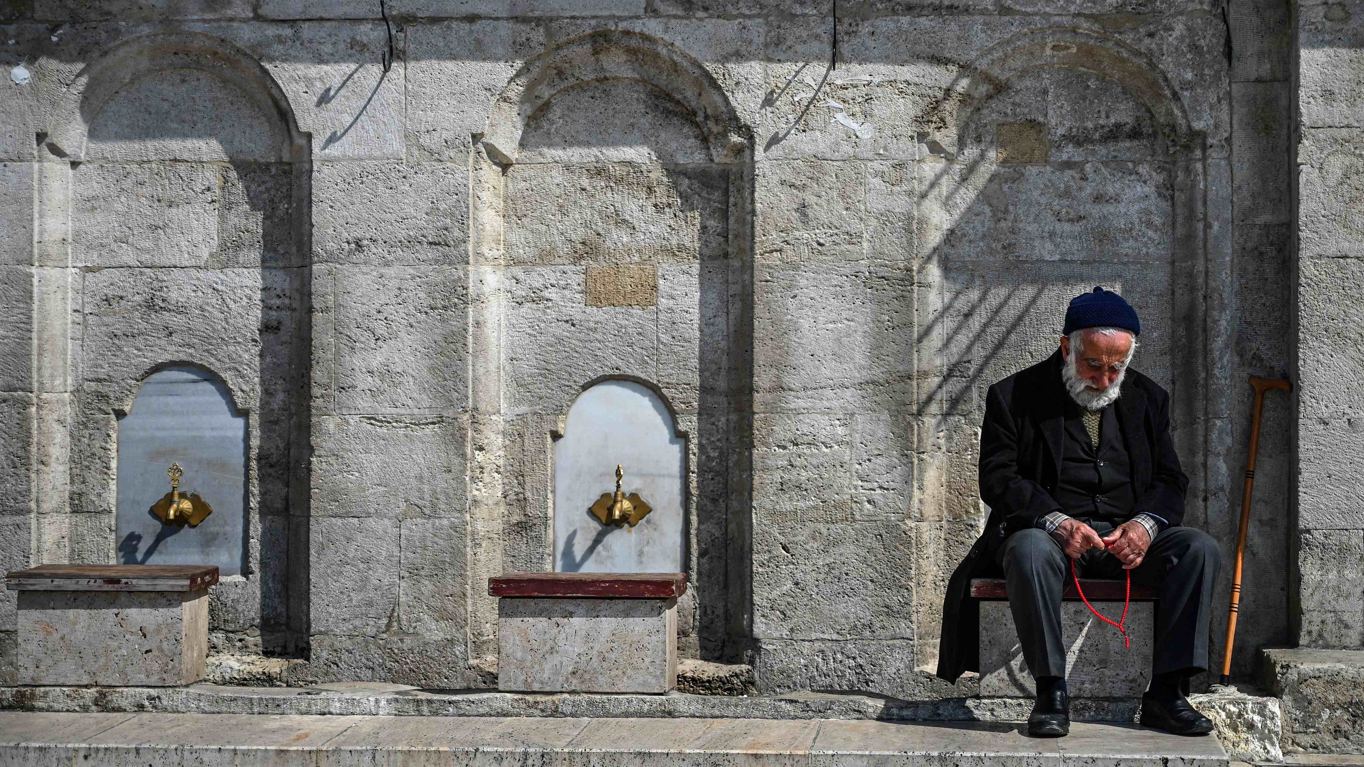 Un homme prie dans la mosquée historique Fatih d’Istanbul (AFP/Ozan Kose)