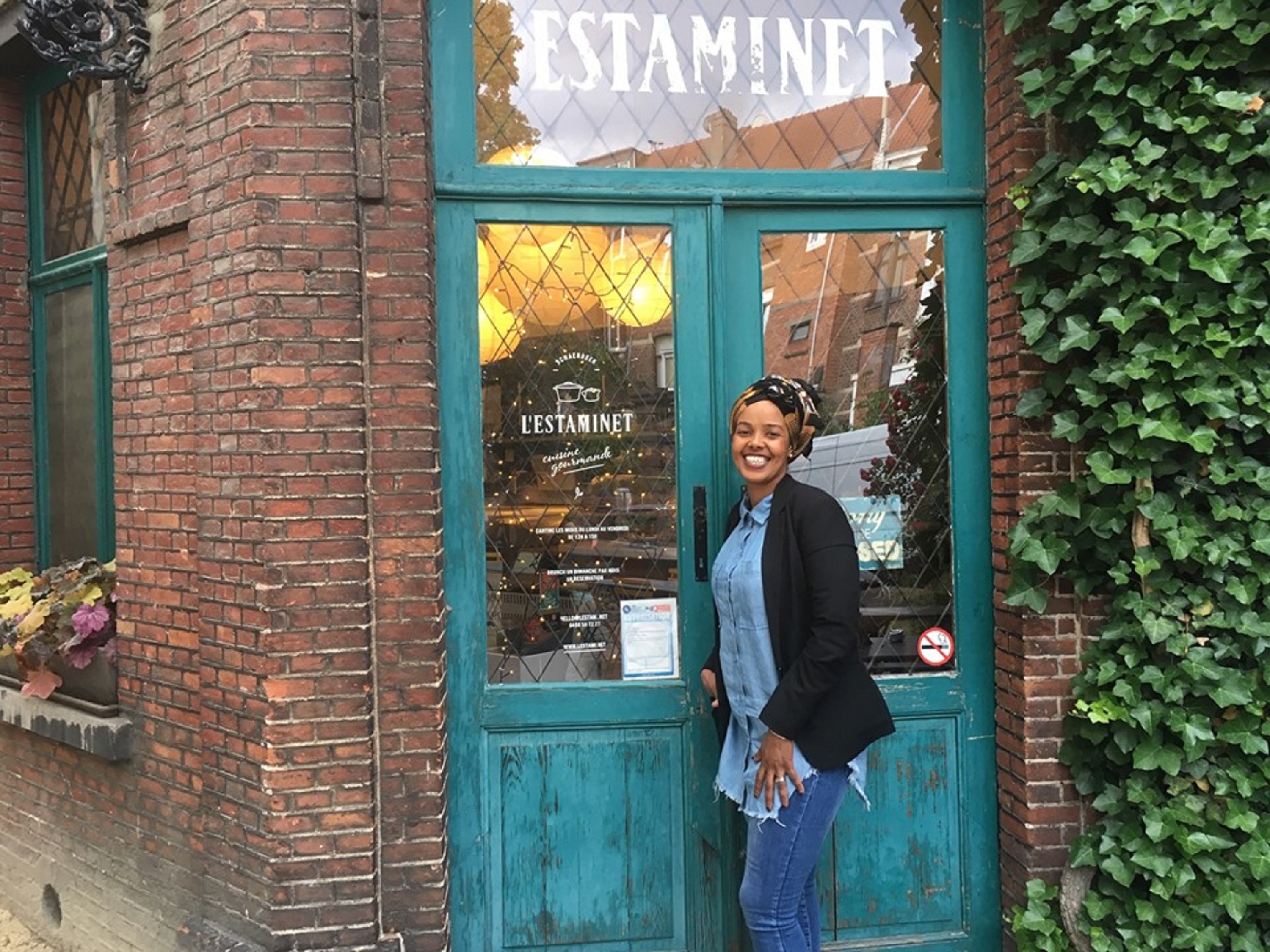 Ifrah Daha, originaire de Somalie, investit les cuisines de l’Estaminet, à Bruxelles, durant l’édition 2019 du Refugee Food Festival (avec l’aimable autorisation de l’Estaminet)