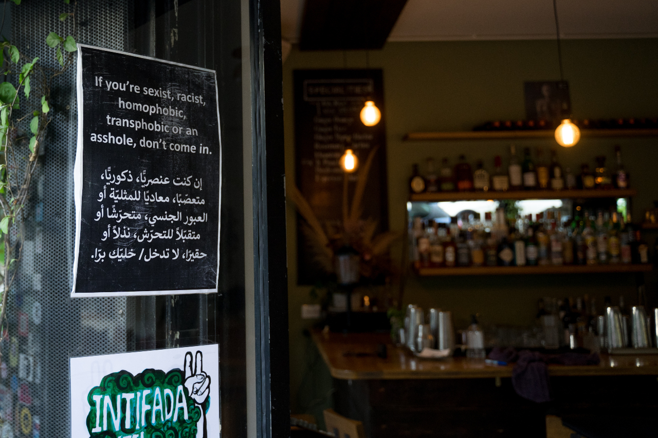 Riwaq es una cafetería, bar y restaurante LGBTQ+ en el barrio Geitawi de Beirut que ofrece un espacio libre de discursos de odio y cualquier forma de discriminación racial o étnica (MEE/Clement Gibon)