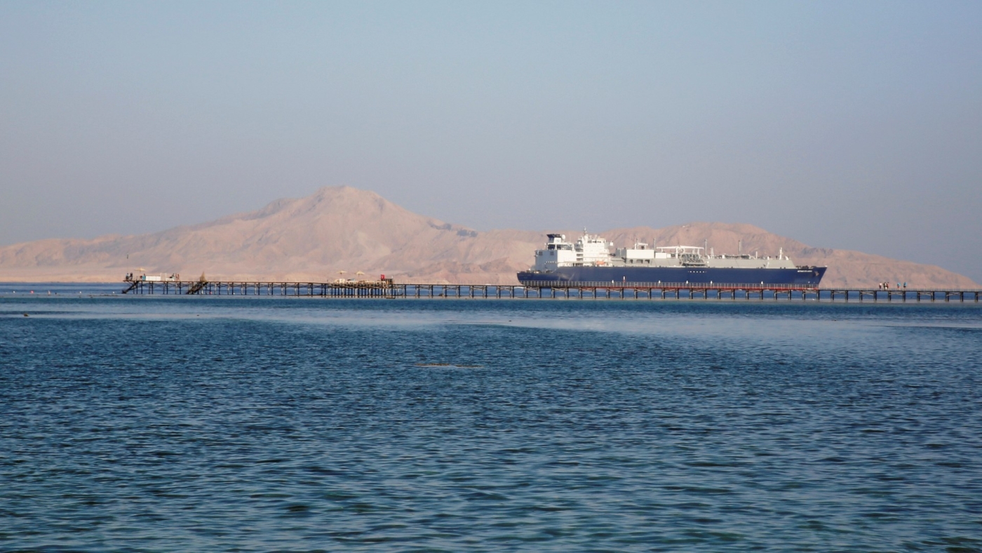 Un buque portacontenedores pasa por una playa en el golfo de Aqaba frente a la isla de Tiran el 12 de julio de 2018.