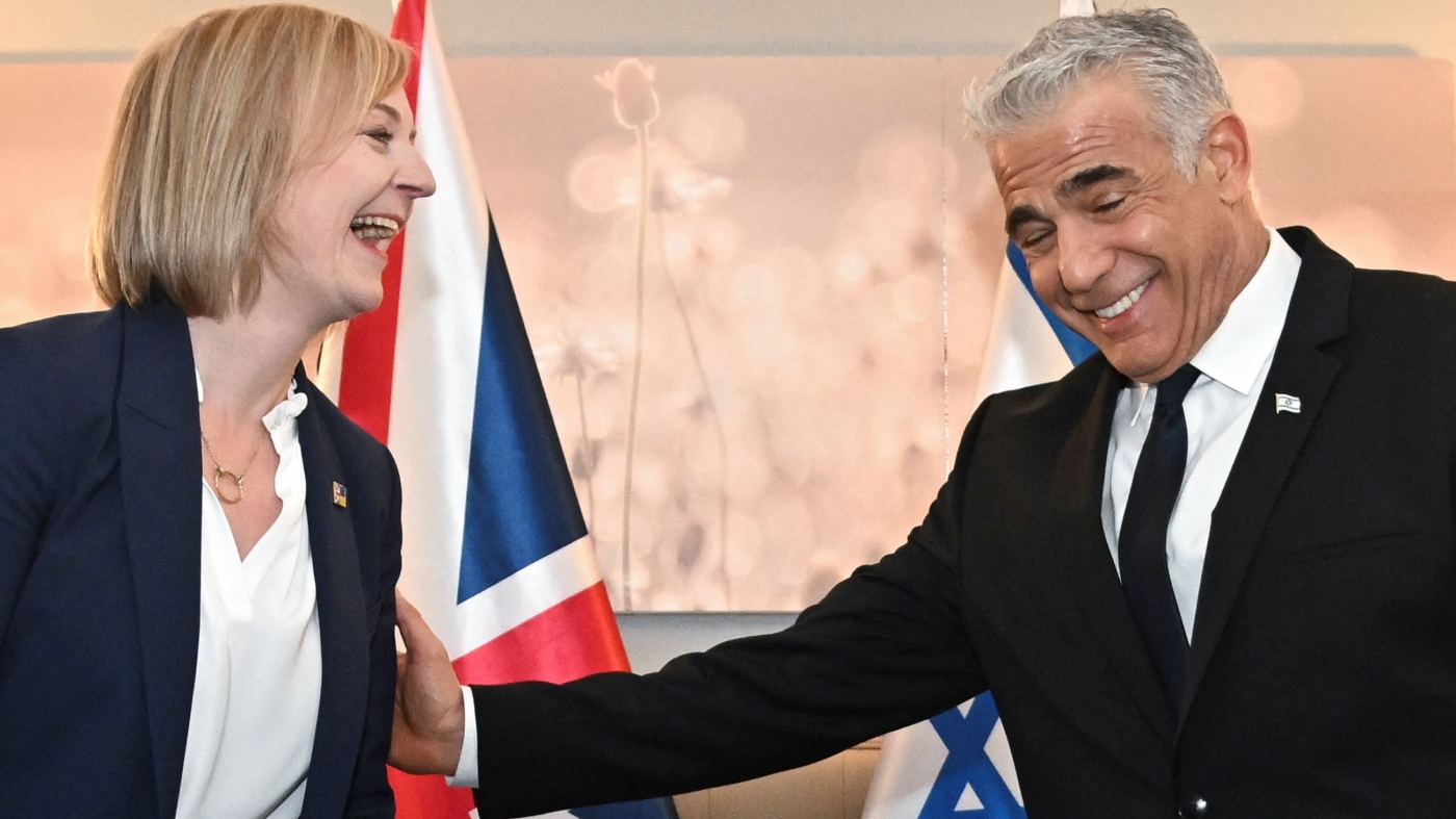 British Prime Minister Liz Truss and Israeli Prime Minister Yair Lapid hold a bilateral meeting as they attend the 77th U.N. General Assembly, in New York, 21 September 2022 (Reuters)