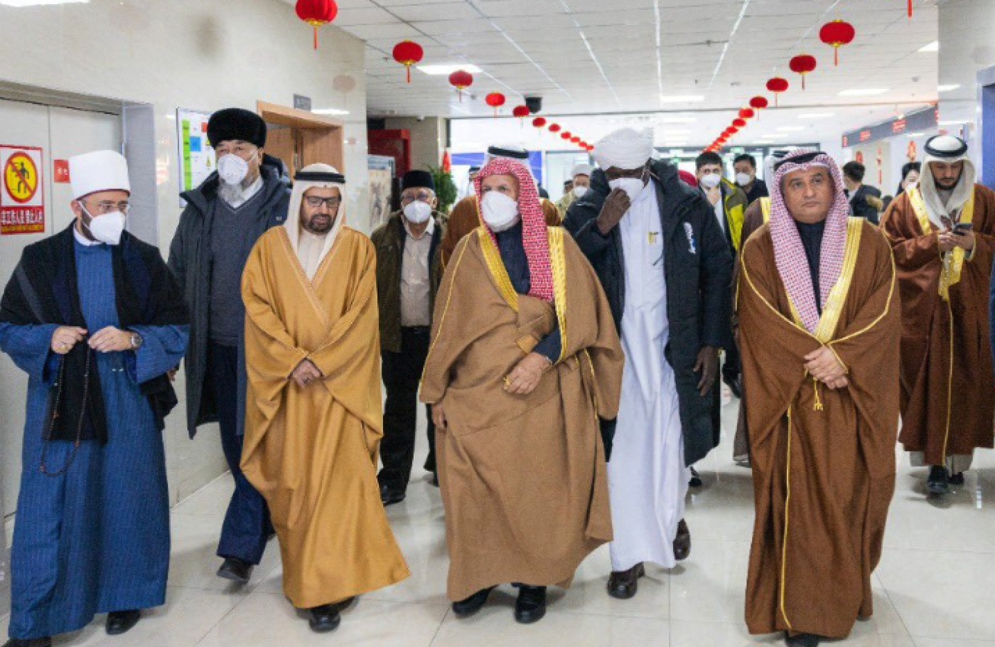 De Emirati academicus Ali Rashid al Nuaimi bezoekt samen met andere islamitische geleerden van de World Muslim Communities Council een centrum tegen terrorisme in de provincie Xinjiang (screengrab).