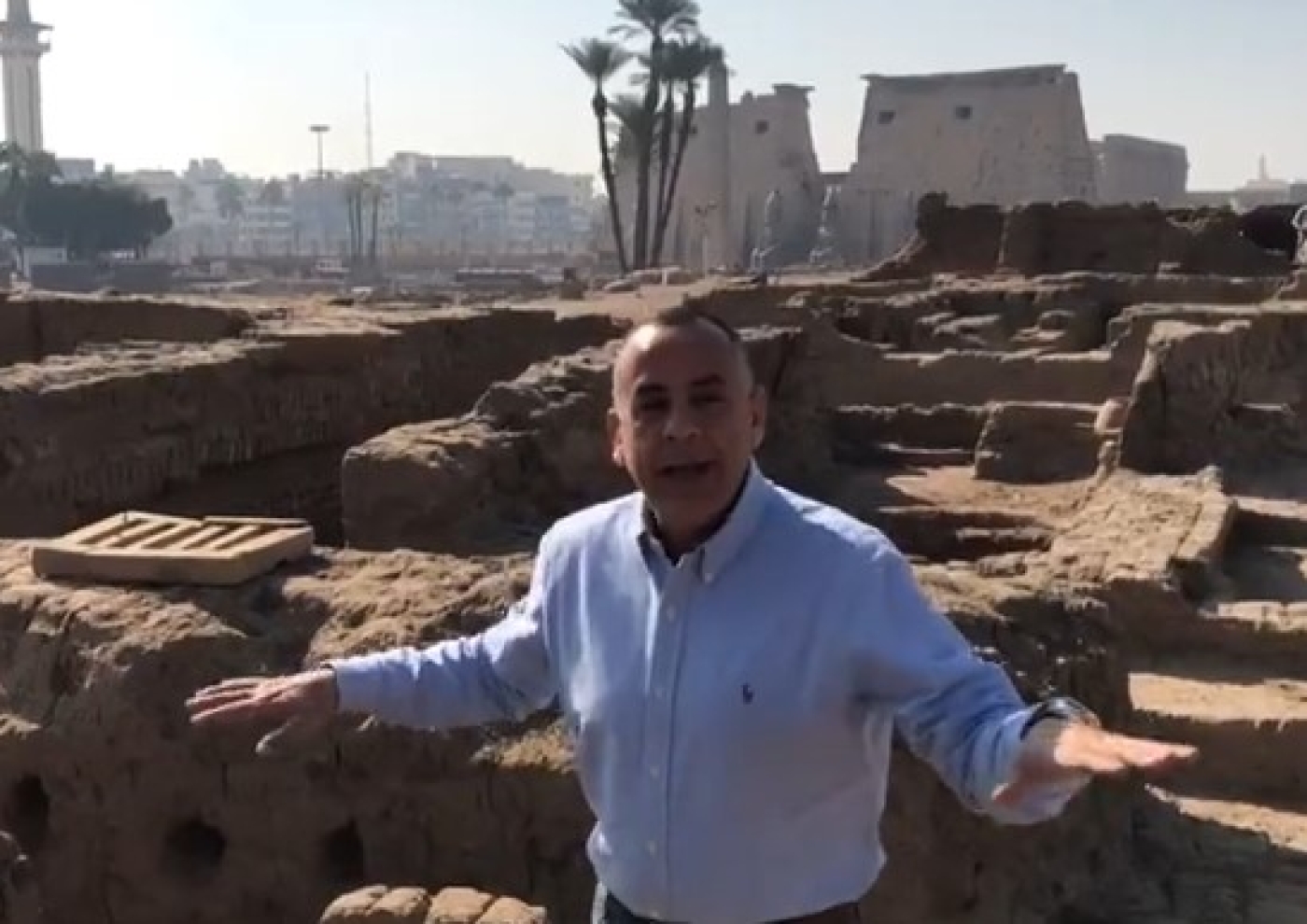 Mostafa Waziri, hoofd van de Egyptische Hoge Raad voor Oudheden, in een video die de ontdekking in Luxor toont (Mostafa Waziri)