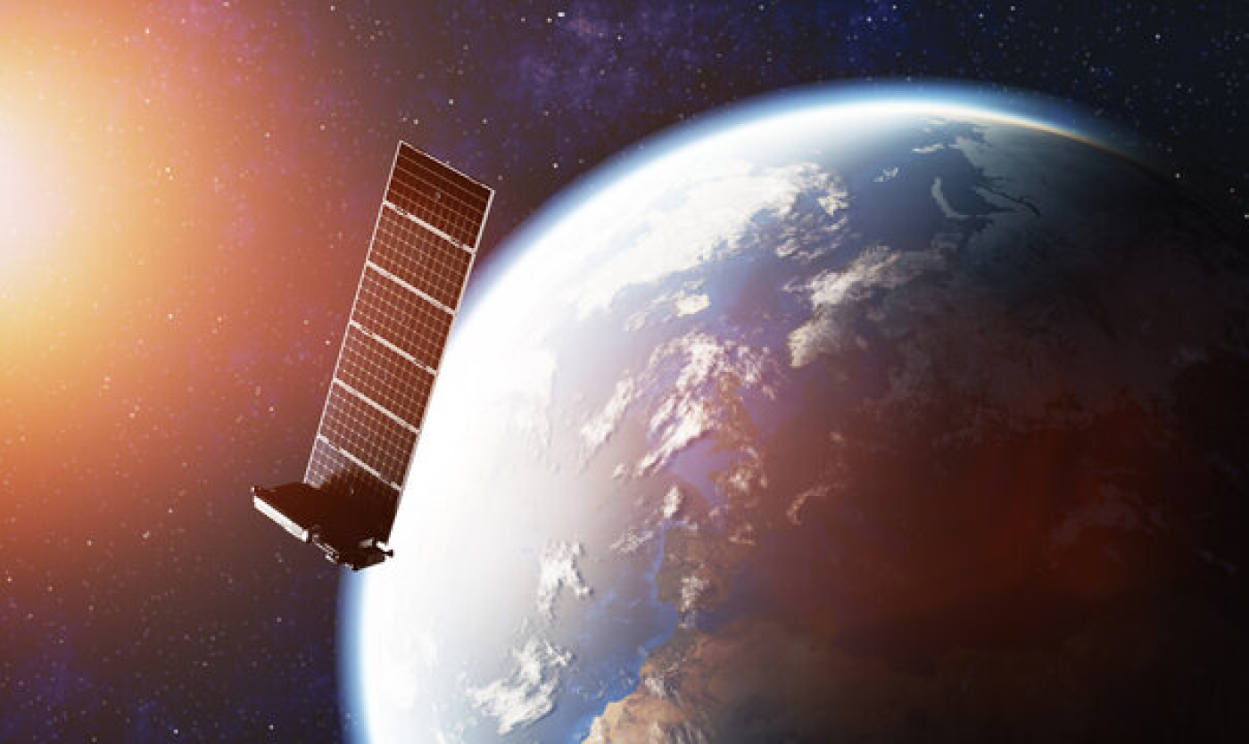 Starlink biedt breedband internettoegang in 40 landen via duizenden satellieten in een baan om de aarde in plaats van via glasvezelkabels (Starlink).