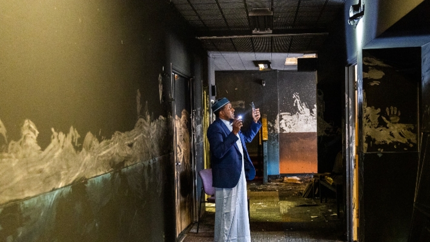 Een man inspecteert de schade van een moskee in Minneapolis nadat deze in april 2023 in brand werd gestoken (Cair-Minnesota/Twitter)