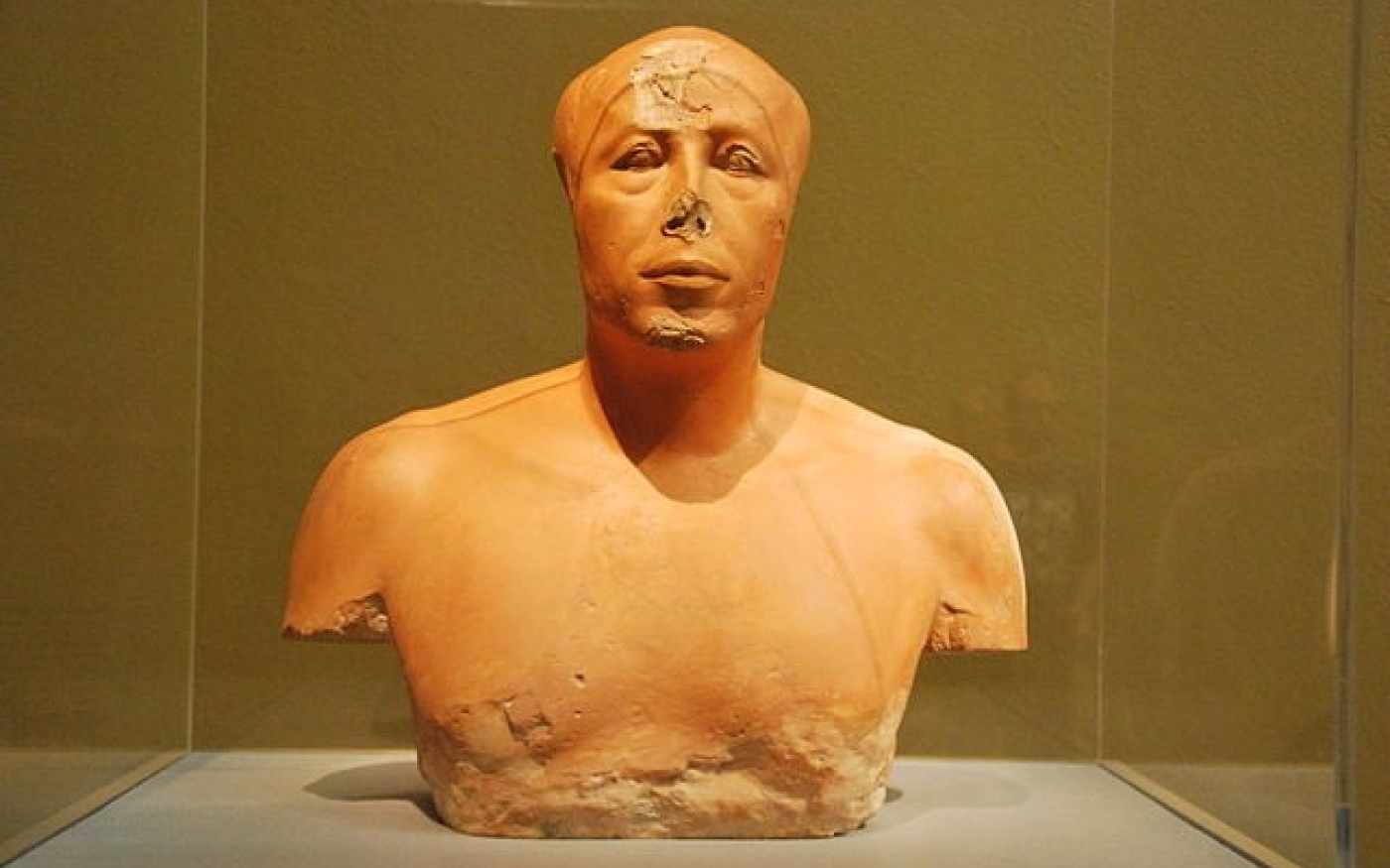 Le buste du prince Ânkhkhâf, de Gizeh, est en calcaire recouvert de plâtre (Wikimedia Commons)