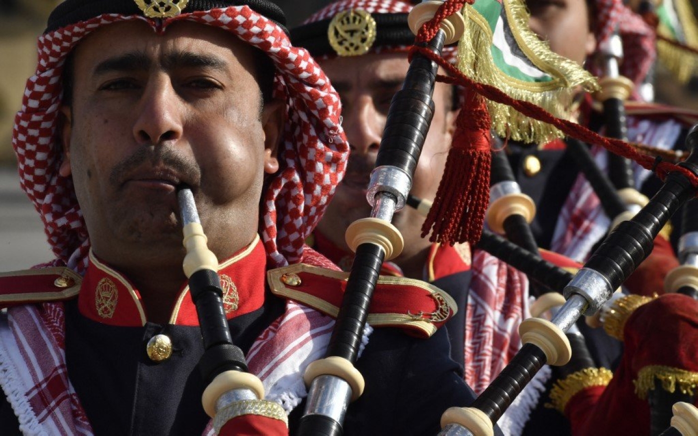 Des joueurs de cornemuse faisant partie d’un orchestre militaire jordanien répètent avant une cérémonie à l’aéroport de Marka à Amman (AFP)