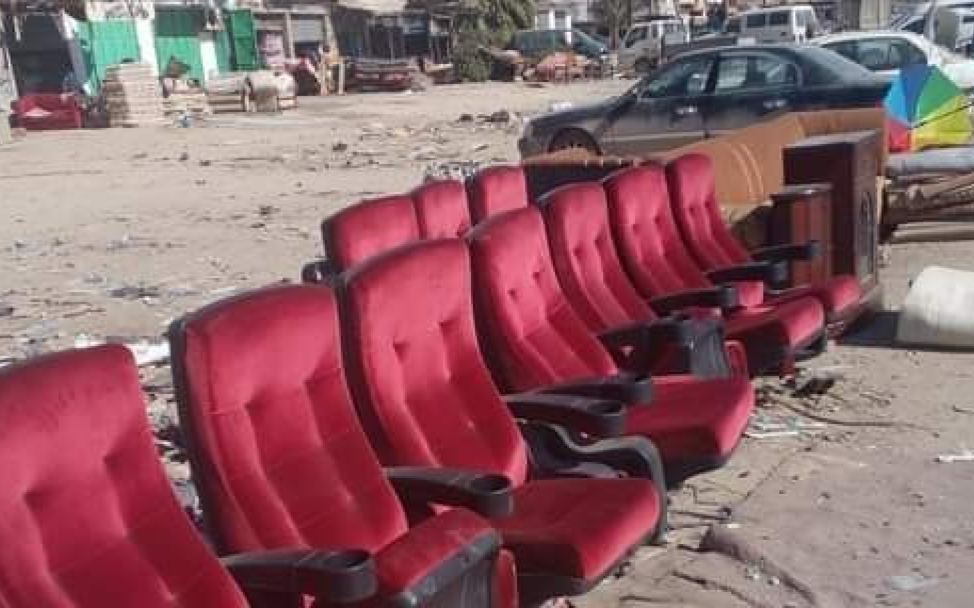 Des sièges du théâtre Berenice vendus au marché noir de Benghazi, en mars 2023 (Facebook)