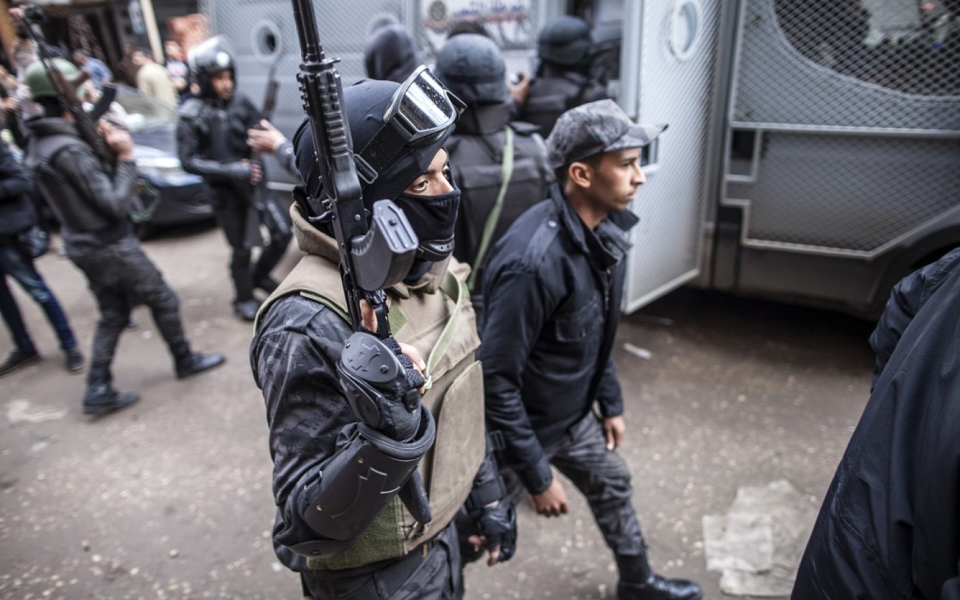 Les forces spéciales égyptiennes patrouillent dans les rues au sud du Caire en 2016 pour parer toute manifestation potentielle contre le gouvernement de Sissi (AFP)