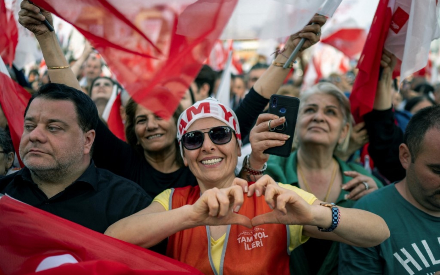 Des partisans brandissent des drapeaux alors qu’ils se rassemblent pour écouter le maire d’Istanbul du Parti républicain du peuple (CHP), principal parti d’opposition de centre-gauche, prononcer un discours à la veille des élections municipales, à Istanbul, le 30 mars 2024 (AFP)