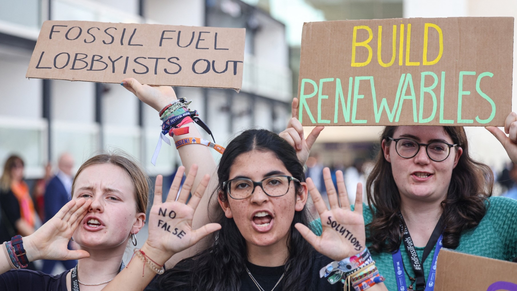 Des militants protestent contre les énergies fossiles en marge de la Conférence de Dubaï sur les changements climatiques (COP28) organisée par l’ONU à Dubaï, le 5 décembre 2023 (AFP)