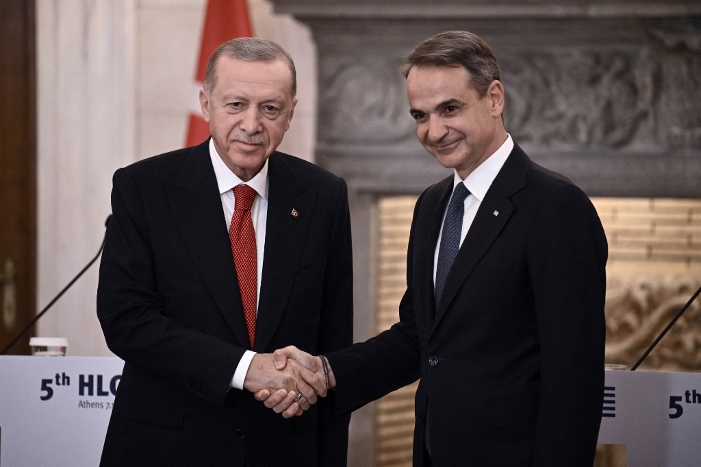 Turkish President Recep Tayyip Erdogan (L) shakes hands with Greek Prime Minister Kyriakos Mitsotakis after their meeting during an official visit to Greece, in Athens, on December 7, 2023. (AFP)