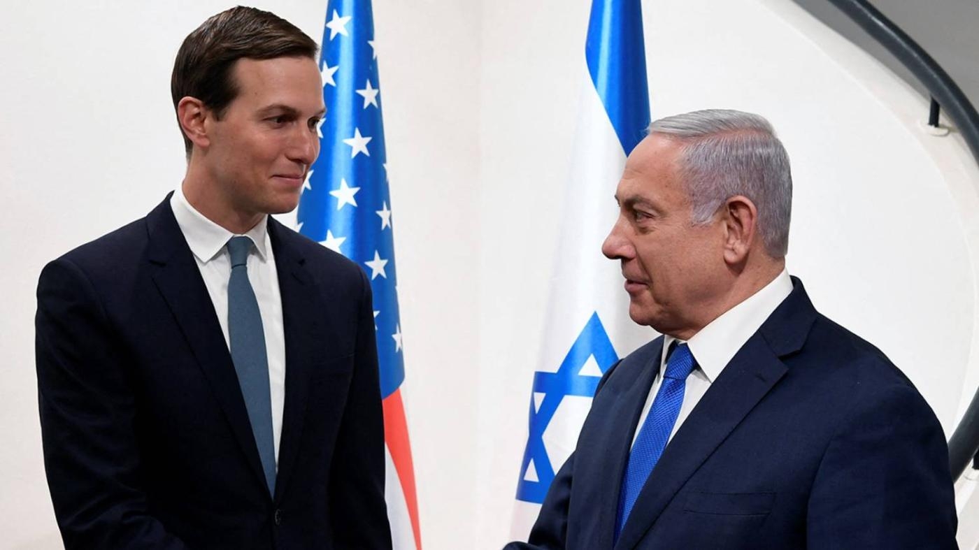 L’ancien Premier ministre israélien Benyamin Netanyahou rencontre le gendre et conseiller du président américain Jared Kushner à Jérusalem, le 30 mai 2019 (AFP)