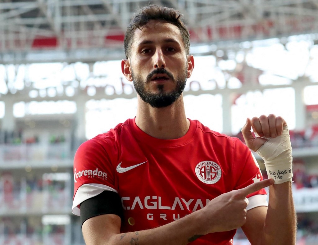 This handout photograph taken and released by Turkish news agency DHA (Demiroren News Agency) shows Antalyaspor's Israeli forward Sagiv Jehezkel displaying a bandage on his wrist reading "100 days. 07/10" after scoring a goal during Turkish Super league match between Antalyaspor and Trabzonspor at Corendon Airlines Park Antalya Stadium, in Antalya on January 14, 2024. (AFP)