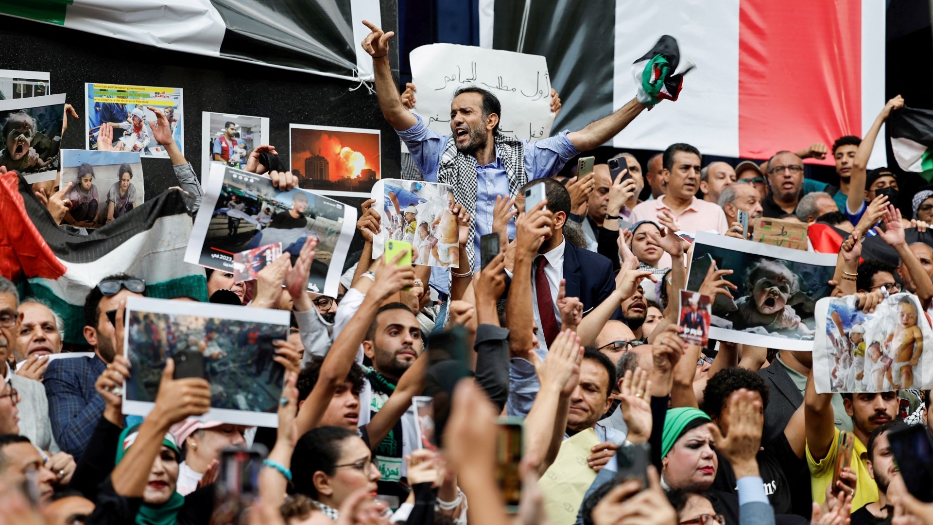 Egyptians take part in a pro-Palestine demonstration outside the Syndicate of Journalists in downtown Cairo on 18 October 2023 (AFP/Khaled Desouki)