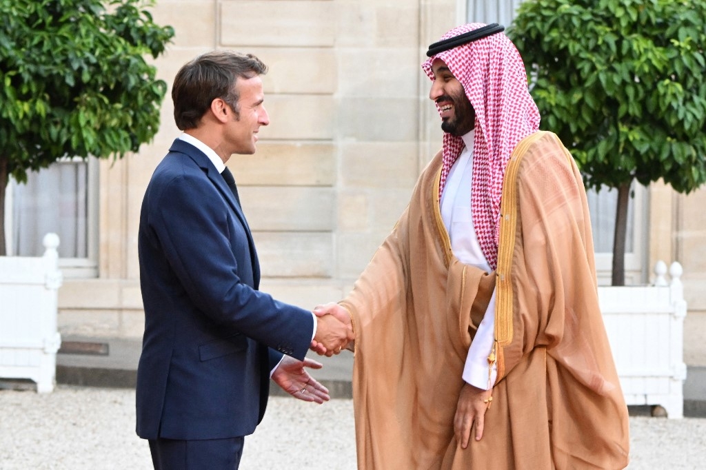 Le président français Emmanuel Macron accueille le prince héritier saoudien Mohammed ben Salmane à son arrivée au palais de l’Élysée à Paris, le 28 juillet 2022 (AFP/Bertrand Guay)