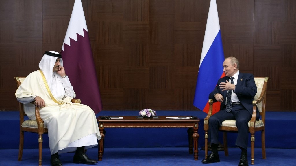 Russian President Vladimir Putin meets with Qatari Emir Sheikh Tamim bin Hamad Al-Thani on 13 October 2022 (Vyacheslav Prokofyev/Sputnik/AFP) 
