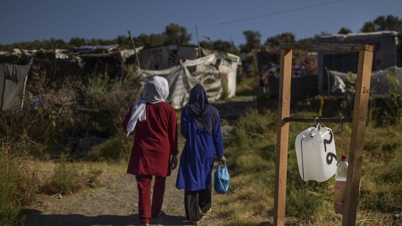 Deux femmes dans le camp de réfugiés de Moria, sur l’île grecque de Lesbos, le 24 août 2020 (AFP)