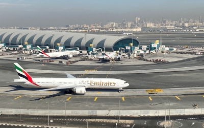 Emirates se niega a cortar vuelos desde Heathrow a pesar del caos de viajes de verano