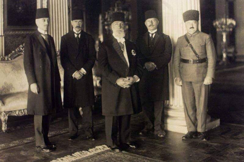 3 mars 1924 : la délégation officielle venue annoncer à Abdülmecid II (au centre) la fin du califat (Creative Commons)