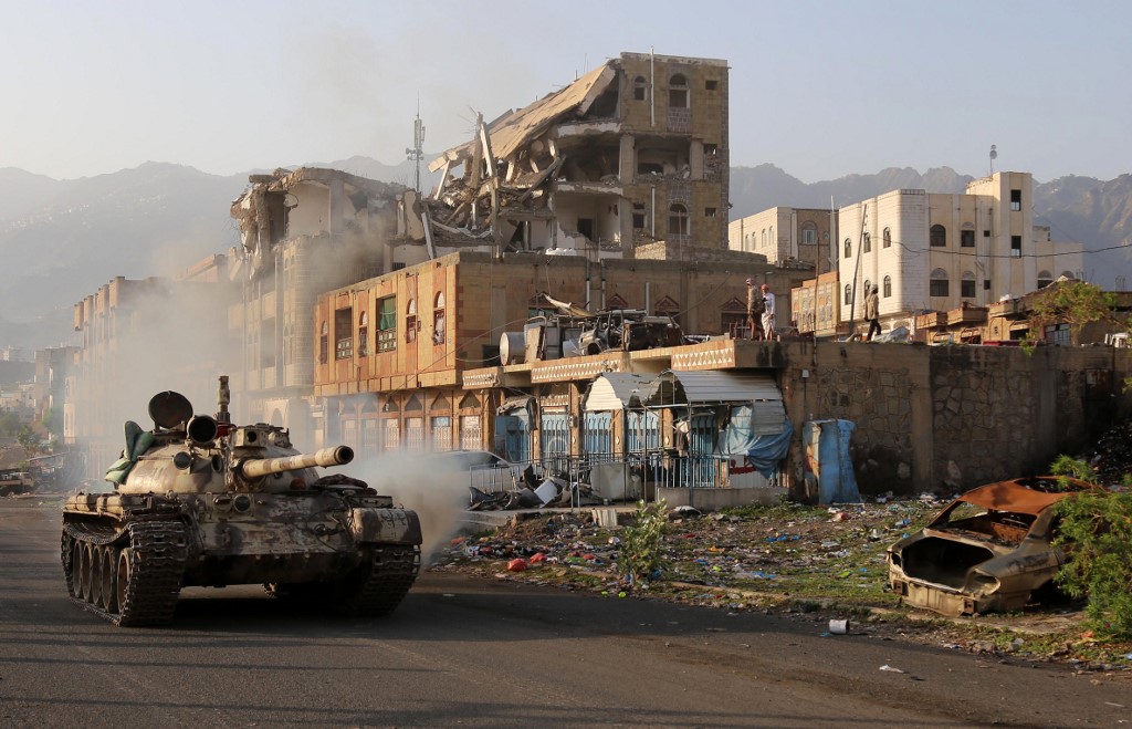Yemeni fighters clash with Houthi rebels in Taiz on 30 May (AFP)