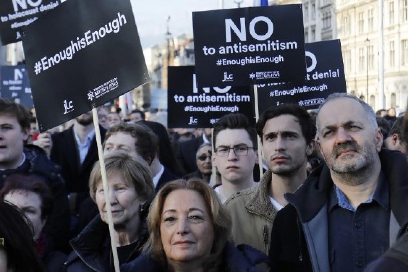 Des militants protestent contre l’antisémitisme présumé au sein du Parti travailliste britannique en 2018 (AFP)