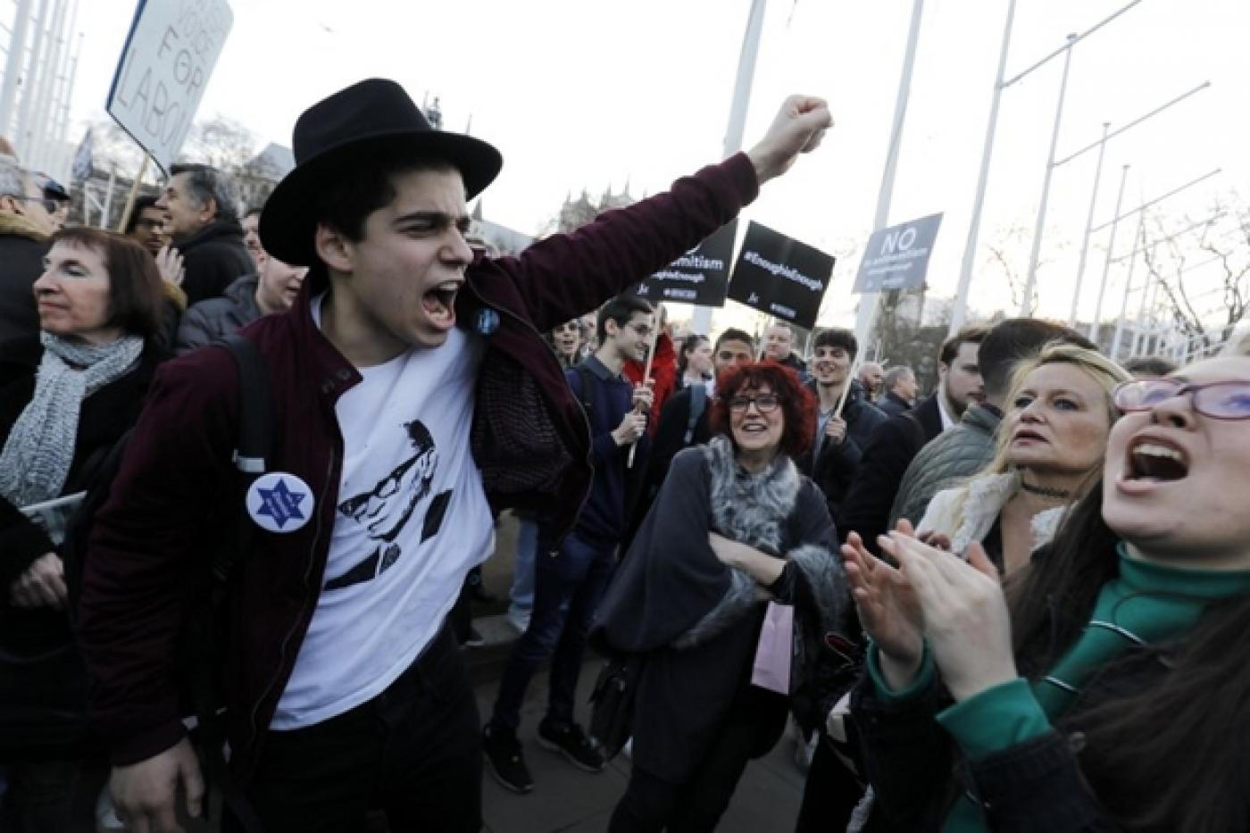 Des membres de la communauté juive protestent contre le leader du Parti travailliste Jeremy Corbyn et l’antisémitisme dont le parti est accusé devant le Parlement britannique, le 26 mars 2018 (AFP)