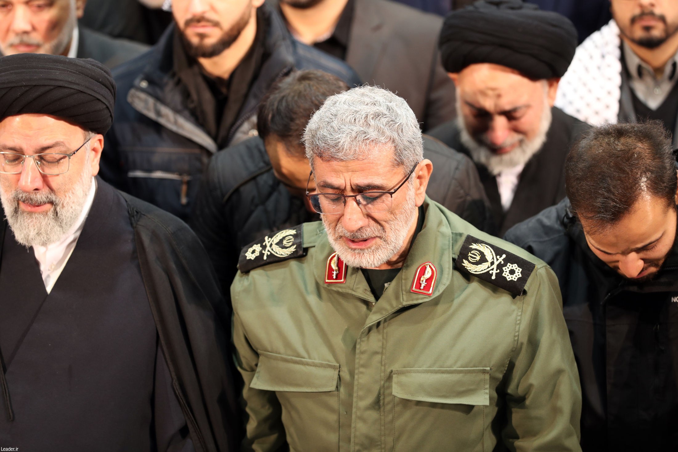 Эсмаил Каани (в центре), плачущий над гробом своего предшественника Касема Сулеймани во время его похоронной церемонии в Тегеране (AFP)