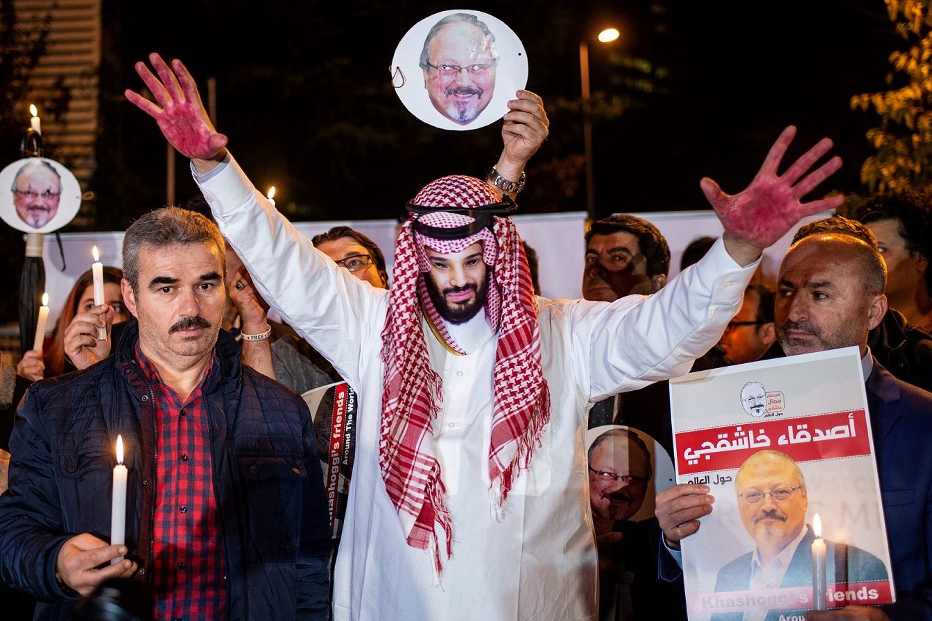 Un manifestant porte un masque représentant le prince héritier saoudien Mohammed ben Salmane, les mains peintes en rouge, lors d’une manifestation devant le consulat d’Arabie saoudite à Istanbul, le 25 octobre 2018 (AFP)