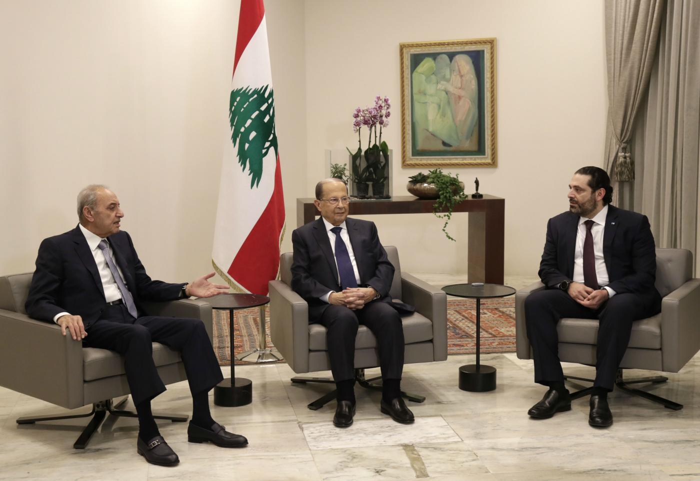 Le président libanais Michel Aoun (à gauche), le Premier ministre Saad Hariri (à droite) et le président du Parlement Nabih Berry au palais présidentiel de Baabda (AFP)