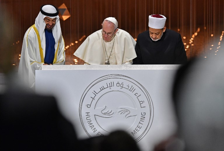 Pope Francis and Sheikh Ahmed al-Tayeb sign documents in Abu Dhabi on 4 February (AFP)