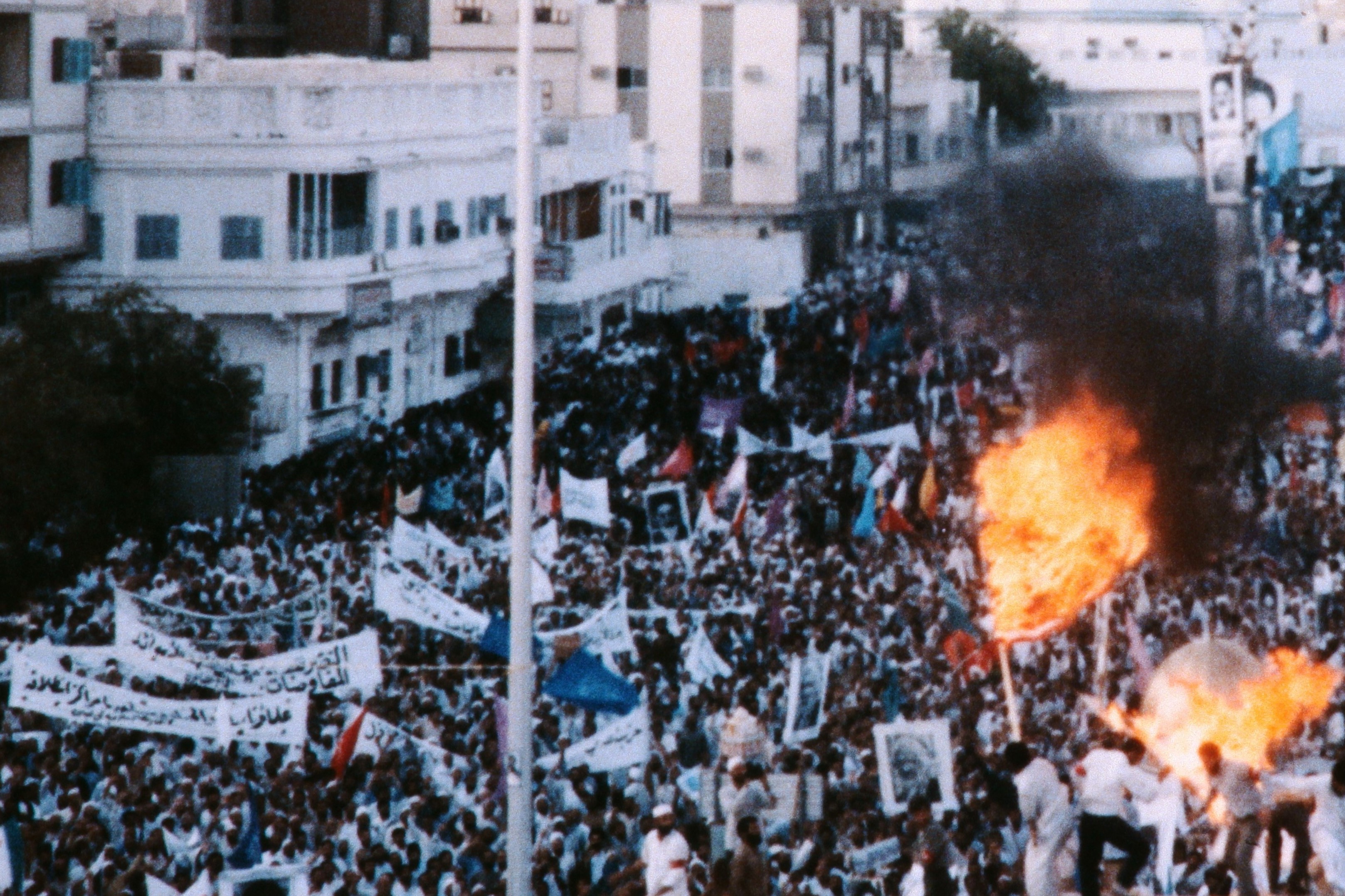Des Iraniens manifestent contre le déploiement de navires de la marine américaine dans le golfe Persique le 2 août 1987 à La Mecque (AFP)