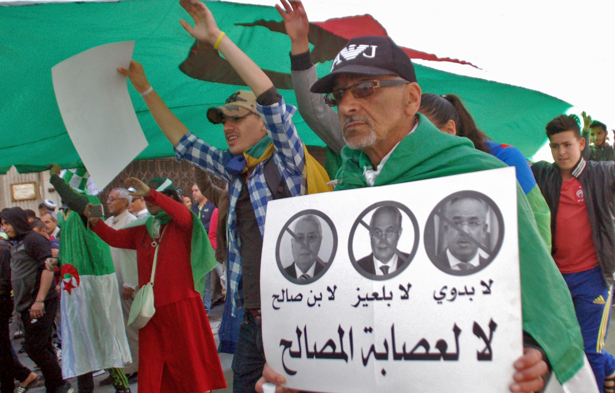 Un Algérien défile avec une pancarte contre les « 3 B » (le président intérimaire Abdelkader Bensalah, le président du Conseil constitutionnel démissionnaire Tayeb Belaïz et le Premier ministre Noureddine Bedoui) à Oran, le 9 avril (AFP)