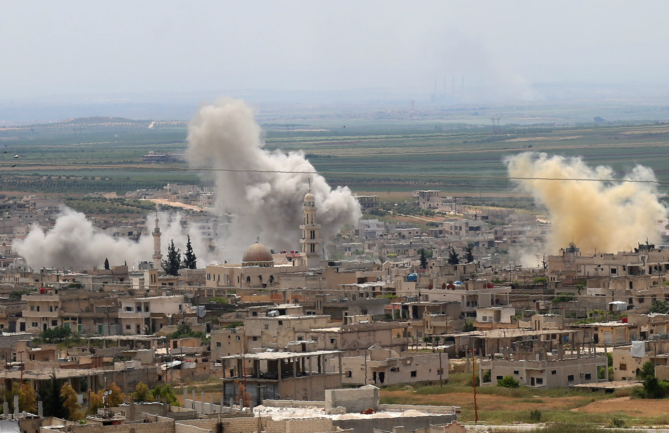 De la fumée s’élève à la suite d’un bombardement qui aurait été effectué par les forces du gouvernement syrien dans la ville de Khan Cheikhoun (AFP)