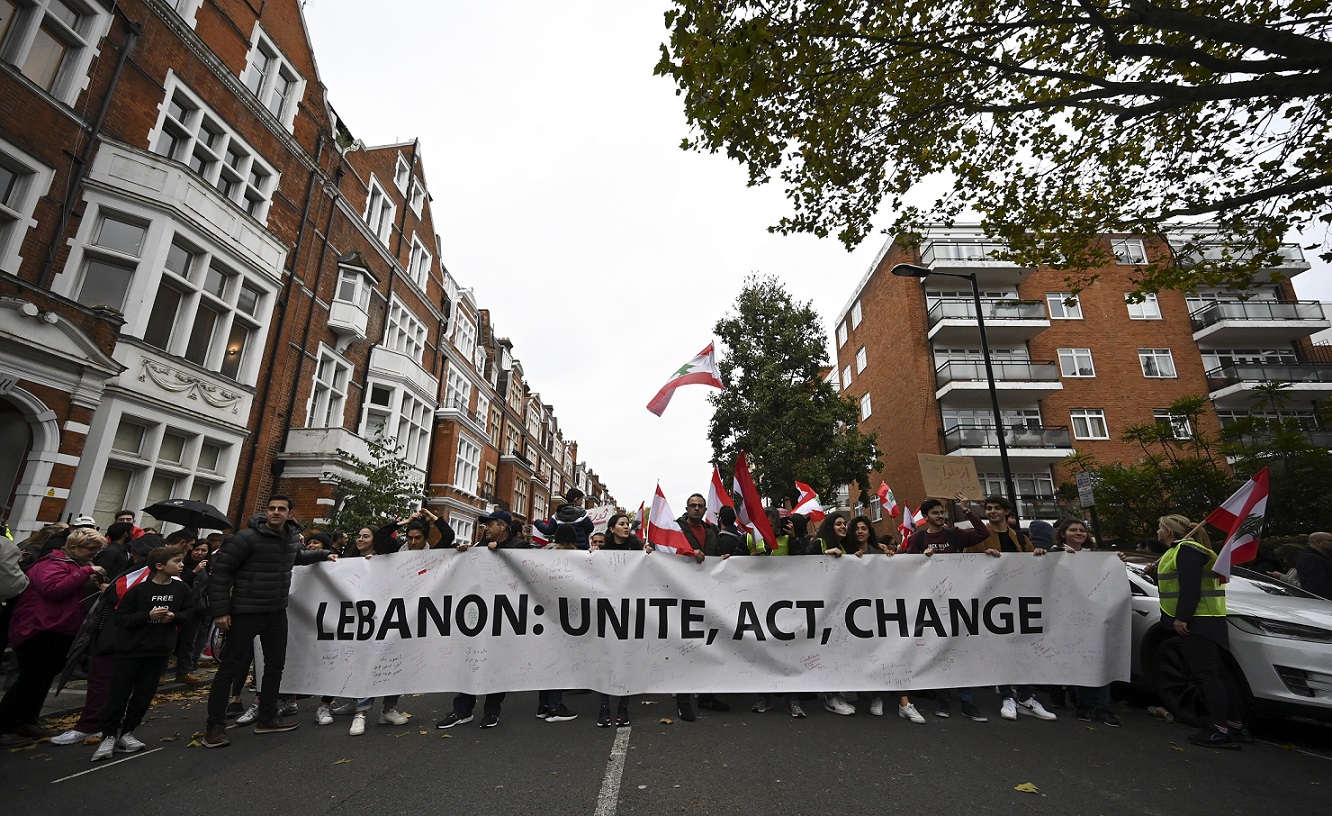 Des membres de la diaspora libanaise au Royaume-Uni et sympathisants manifestent par solidarité avec le mouvement de contestation en cours au Liban, près de l’ambassade du Liban à Londres, le 26 octobre 2019 (AFP)