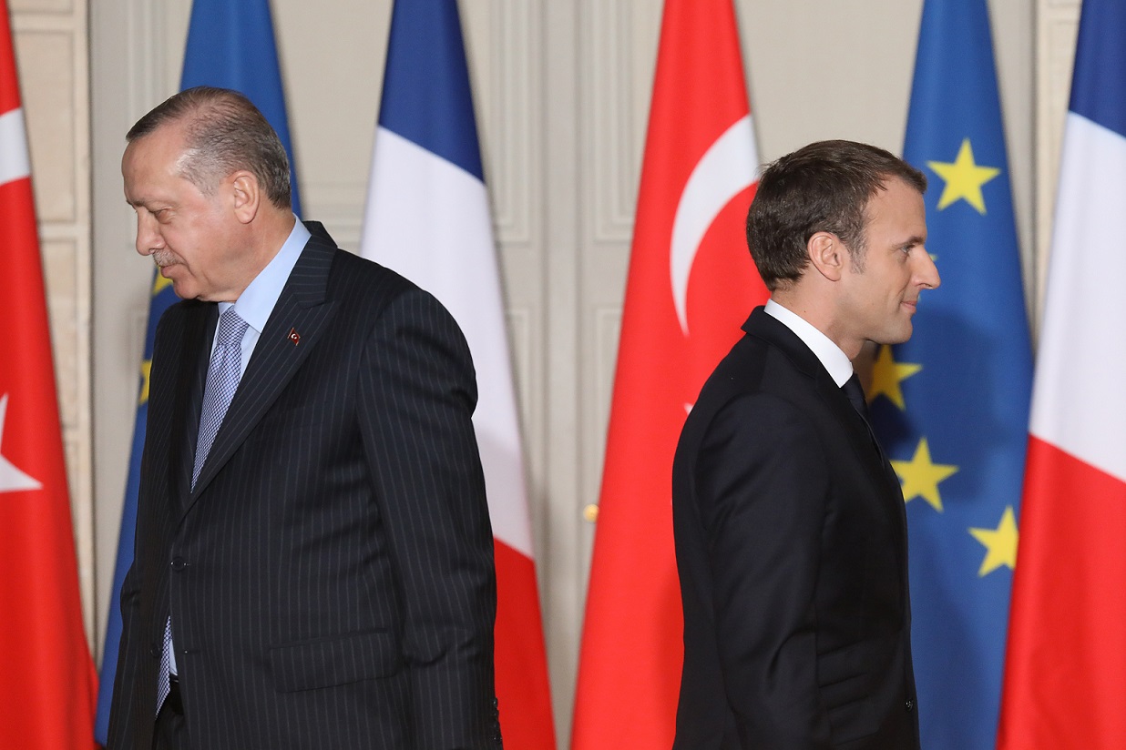 Le président français Emmanuel Macron et son homologue turc Recep Tayyip Erdoğan se séparent à la fin d’une conférence de presse commune à l’Élysée le 5 janvier 2018 (AFP)