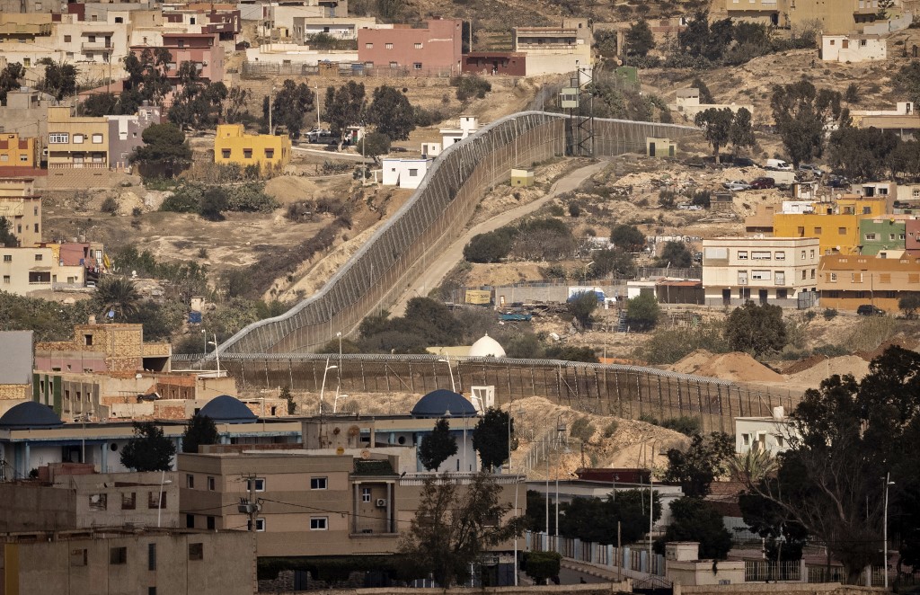Cette photo prise le 4 mars 2022 montre une vue de la barrière frontalière séparant le Maroc (à gauche) de l’enclave nord-africaine de Melilla (AFP/Fadel Senna)